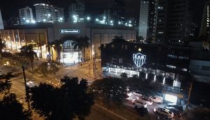 Fachada do shopping Diamond Mall com o escudo do clube Atlético-MG em prédio ao lado