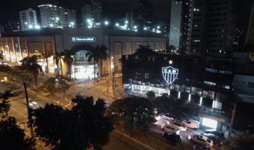 Fachada do shopping Diamond Mall com o escudo do clube Atlético-MG em prédio ao lado