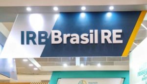 Placa com logo da IRB Brasil RE, nas cores branca e azul, que fará oferta de ações