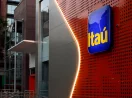 Fachada de agência do Itaú (ITUB4), com destaque para o logo da empresa em parede laranja