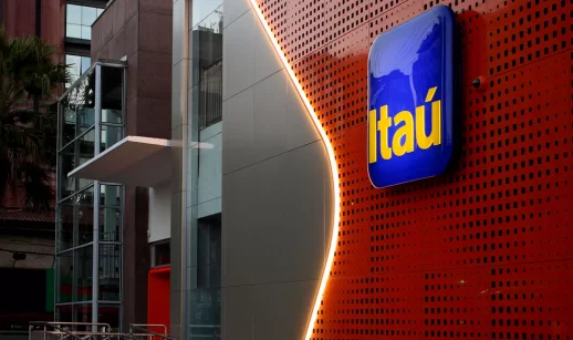 Fachada de agência do Itaú (ITUB4), com destaque para o logo da empresa em parede laranja