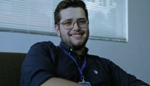 Grégory Reichert, CEO da Razor Computadores, sorrindo, de camisa azul escura