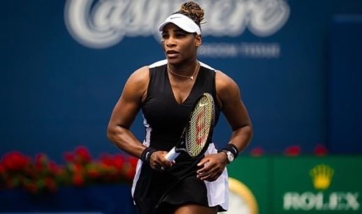 Serena Williams, de roupa preta e viseira branca, jogando tênis, do qual anunciou a aposentadoria