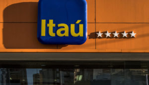 Fachada de agência do Itaú (ITUB4) com sol batendo na frente
