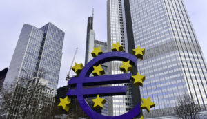 Perspectiva de baixo para cima de logo gigante do Banco Central Europeu, que subiu juros na zona do euro