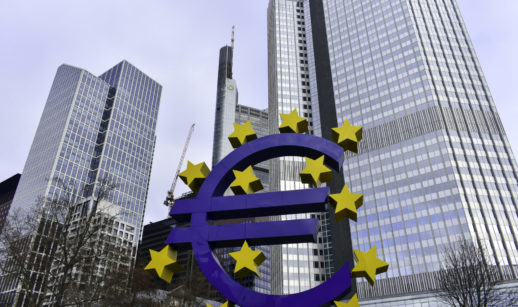 Perspectiva de baixo para cima de logo gigante do Banco Central Europeu, que subiu juros na zona do euro