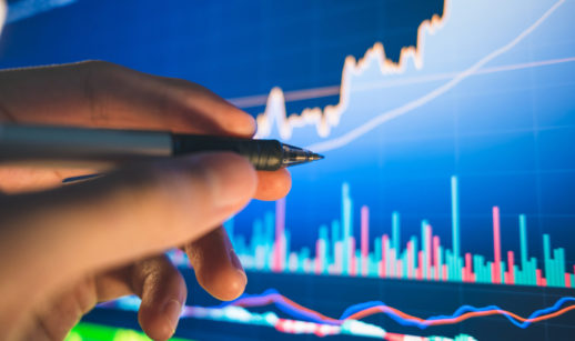 Caneta touch apontando para tela de gráficos de mercado financeiro, alusivo a onde investir em renda variável na semana