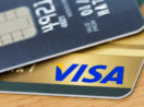 Close de dois cartões de crédito nas cores azul e dourado, com o dourado dando destaque para o logo da Visa, que entrou para a carteira de BDRs de setembro