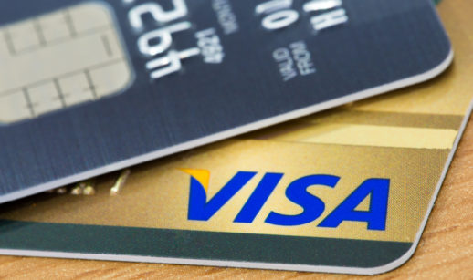 Close de dois cartões de crédito nas cores azul e dourado, com o dourado dando destaque para o logo da Visa, que entrou para a carteira de BDRs de setembro