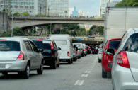 Trânsito em rua de São Paulo, alusivo ao financiamento de veículos
