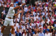 Roger Federer durante jogo de tênis em Wimbledon, alusivo á sua última raquetada antes da aposentadoria