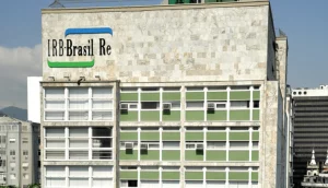 Fachada da sede do IRB Brasil RE, no centro do Rio de Janeiro, com destaque para o logo antigo da companhia, que fará oferta de ações