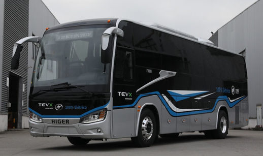 Ônibus elétrico da Higer nas cores cinza, preto e azul, que será produzido em fábrica no Brasil
