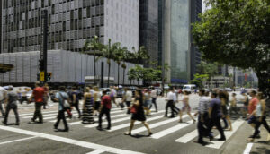 Pessoas andando na Paulista