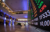 Interior da B3, com destaque para o telão de baixo para cima à direita da foto, alusivo às ações para investir em novembro