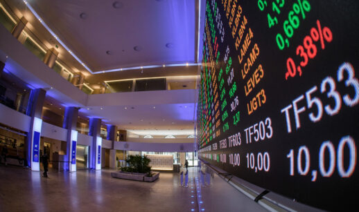 Interior da B3, com destaque para o telão de baixo para cima à direita da foto, alusivo às ações para investir em novembro