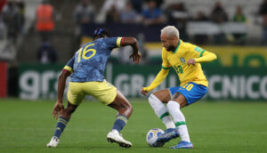 Neymar dribla adversário da Colômbia