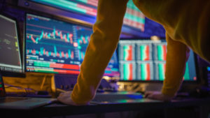 Monitores com gráficos do mercado financeiro