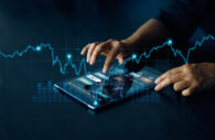 Investidor analisa dados em um tablete