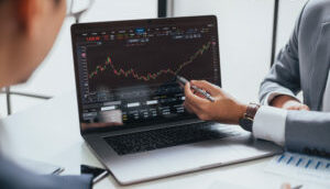 Investidor analisa gráfico financeiro em um computador
