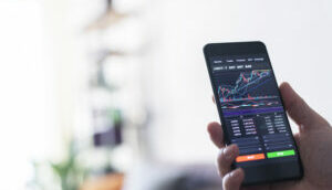 Investidor avalia gráfico financeiro no celular