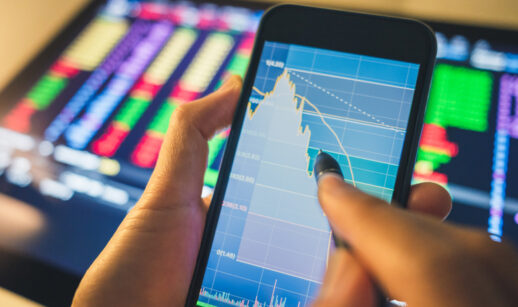 Investidor analisa gráfico do mercado financeiro em celular