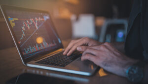 Investidor analisa gráfico do mercado financeiro no computador
