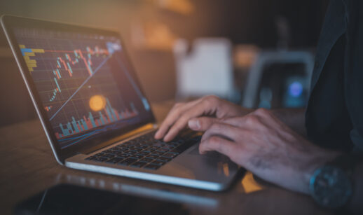 Investidor analisa gráfico do mercado financeiro no computador