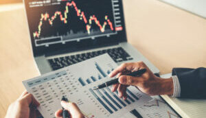 Investidor analisa gráficos do mercado financeiro