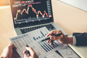 Investidor analisa gráficos do mercado financeiro
