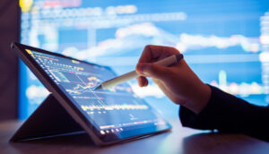 Investidor avalia gráfico em uma tela de computador