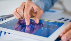 Investidor avalia gráfico em um tablet