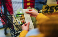 Consumidor olha nota fiscal em um supermercado