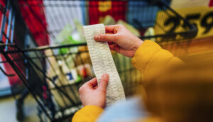 Consumidor olha nota fiscal em um supermercado