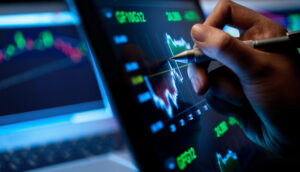Investidor analisa gráfico do mercado financeiro em uma tela de computador