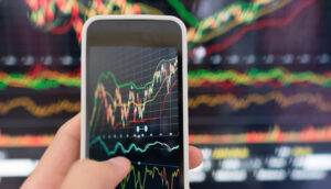 Investidor analisa gráfico em celular