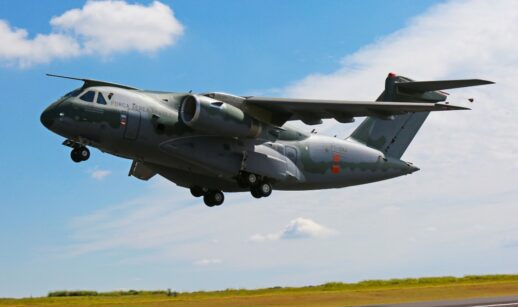 FAB recebe novo avião militar KC-390, fabricado pela Embraer