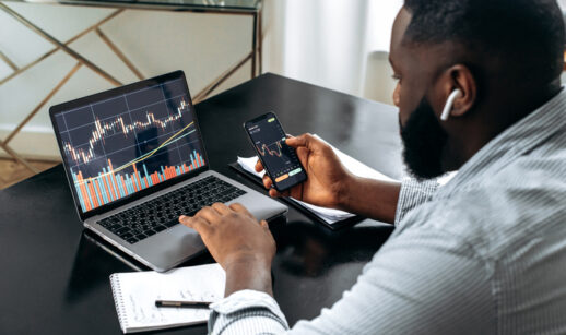 Investidor analisa gráfico do mercado finaneiro