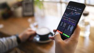 Investidor analisa gráfico do mercado financeiro