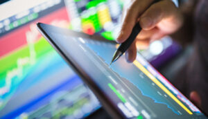 investidor analisa gráfico do mercado financeiro