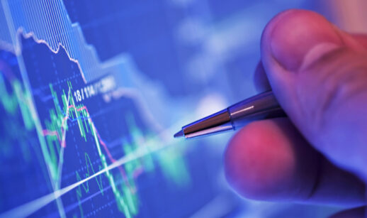 Investidor analisa gráfico do mercado financeiro