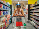 Mulher em supermercado