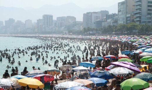 Praia lotada no Rio de Janeiro