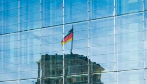 Bandeira alemã refletida em prédio em Berlim