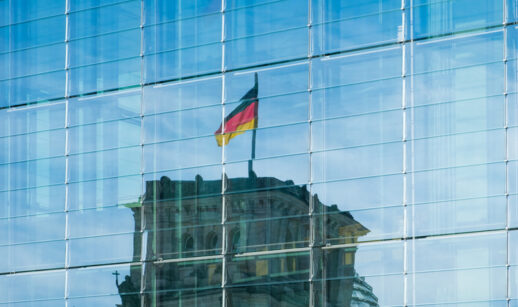 Bandeira alemã refletida em prédio em Berlim