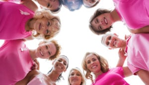 Câncer de mama outubro rosa: mulheres de rosa