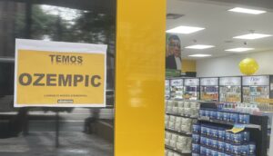 Placa em frente à farmácia em Sçao Paulo (SP) anuncia Ozempic
