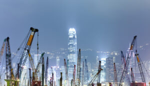 Vista de Hong Kong com gruas e guindastes na cidade