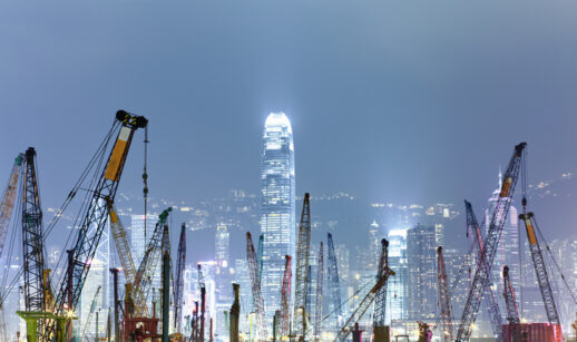 Vista de Hong Kong com gruas e guindastes na cidade