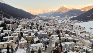A cidade de Davos, na Suíça, recebe representantes de mais de 100 países para debater desafios globais | Foto: Getty Images